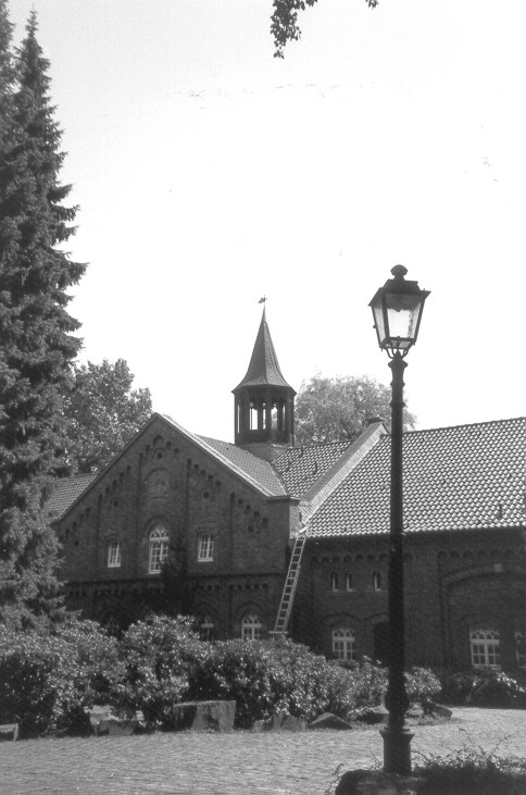 Im Wirtschaftsgebäude von Schloss Schwansbell befindet sich das Museum der Stadt Lünen, das Alltags- und Wohnkultur sowie die Sozial- und Industriegeschichte Lünens dokumentiert.