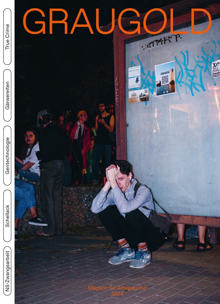 Cover der vierten Ausgabe mit einem jungen Mann, der Vor einer großen Pinnwand hockt.