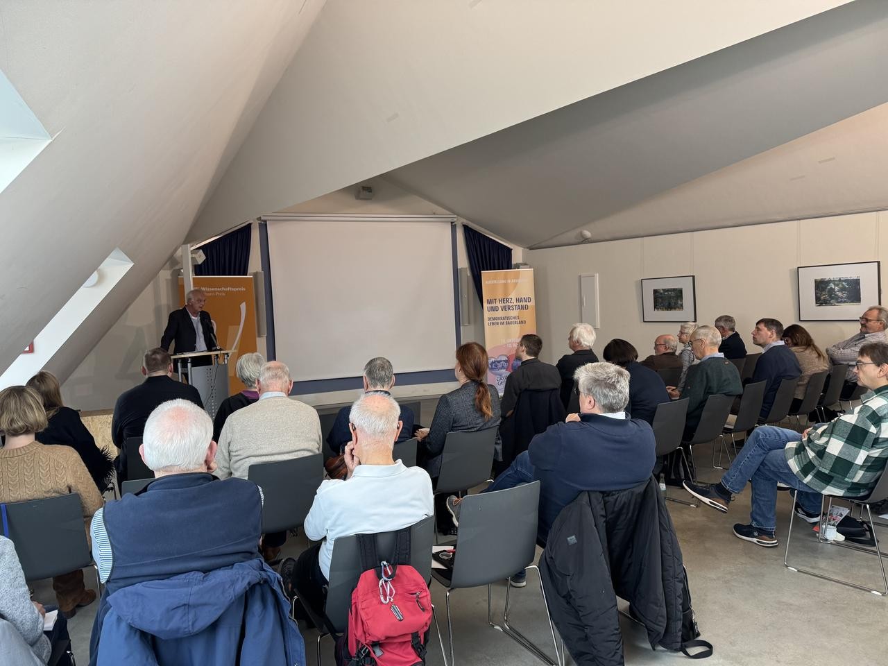 Der Workshop „Flurnamen, Ortsnamen, Familiennamen“, der am 22. November 2025 in Arnsberg stattfand, brachte interessierte Laien und Wissenschaftler:innen zusammen. (Foto: Cantauw)