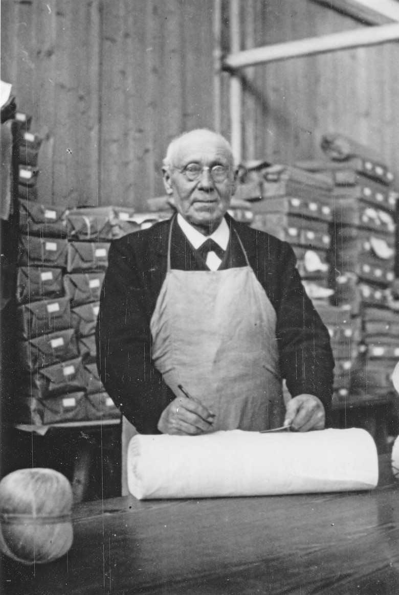 Leinenprüfer der Firma Bauer (um 1915).