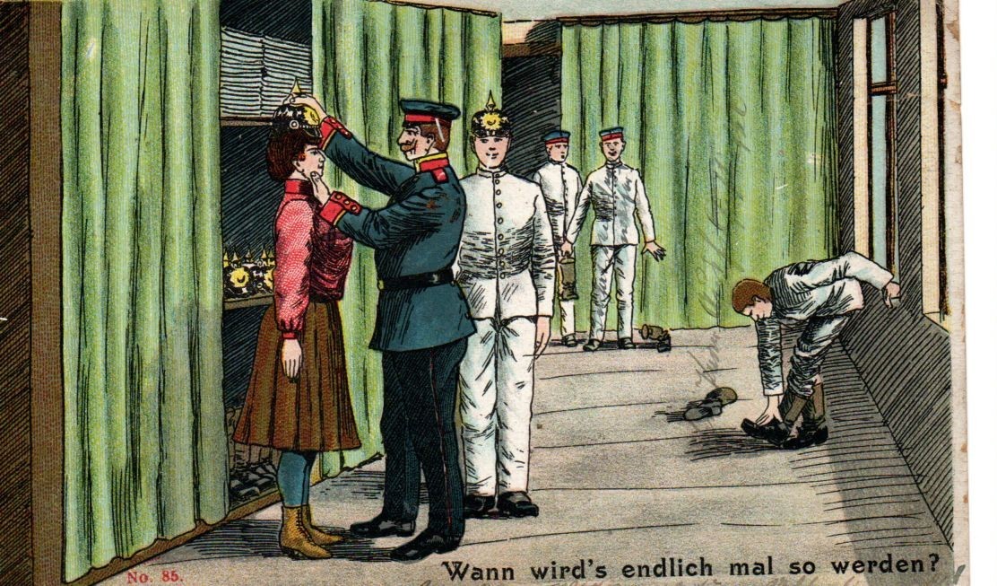 Die Karikatur auf einer Postkarte von der Einkleidung einer jungen Frau auf der Kleiderkammer einer Kaserne entsprach natürlich nicht der Realität, sondern den Wunschvorstellungen einiger Rekruten.