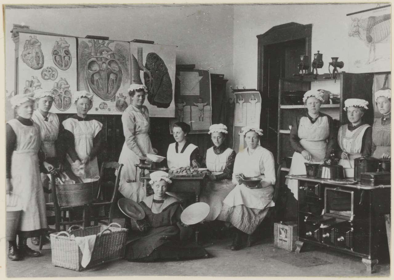 Teilnehmerinnen eines Kurses der Kreiswanderhaushaltungsschule in Westbevern, 1920/21, sechste von rechts die Leiterin des Kurses, Agnes Lindemann (Archiv für Alltagskultur, Sig.: 0000.31058).