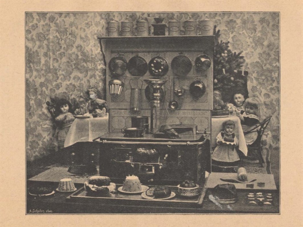 Die Werbefotografie zeigt eine Puppenküche mit umfangreicher Ausstattung, im Hintergrund Puppengesellschaft und Weihnachtsbaum (Jäger 1895, o.S.), online unter https://digital.slub-dresden.de/werkansicht/dlf/8813/230.