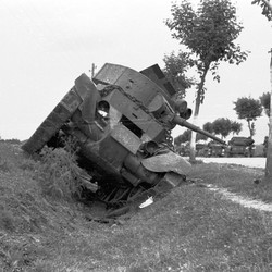 Ein nach russischem Rückzug liegengebliebener Panzer, er liegt in einem Straßengraben. (vergrößerte Bildansicht wird geöffnet)
