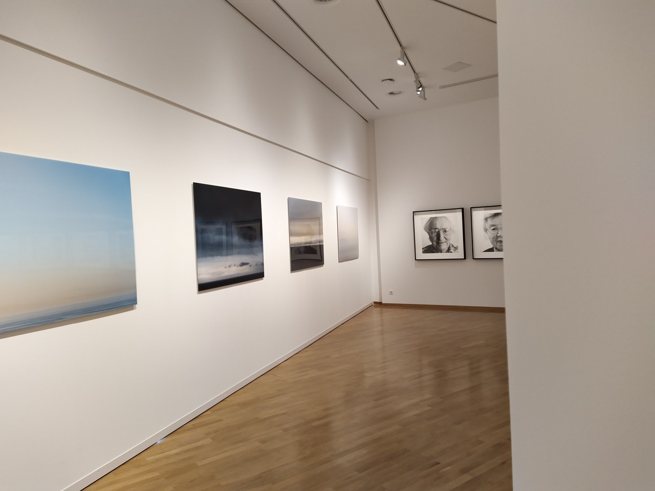 Großformatige Farbfotografien von Ralf Emmerich zeigen Horizonte auf Rügen und in der Bretagne. (Foto: Cantauw)