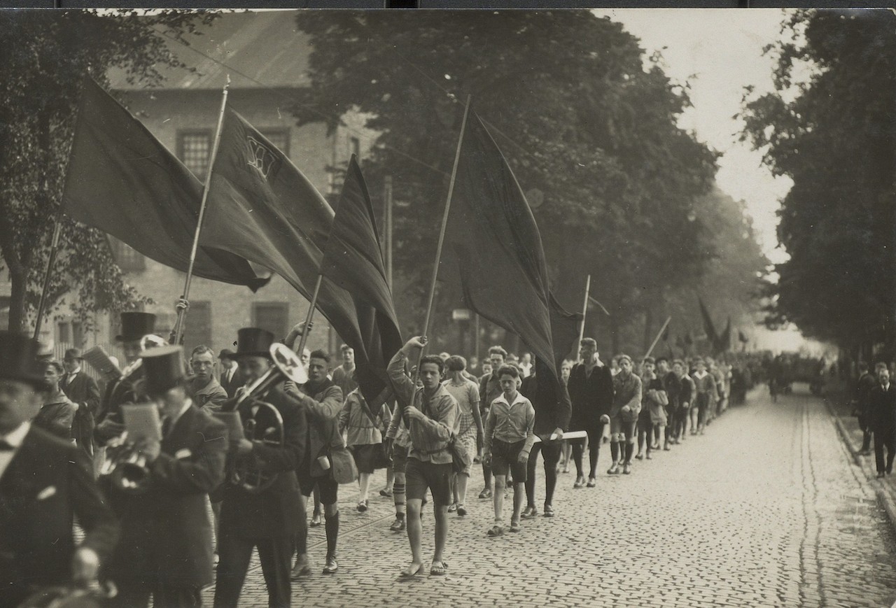 Abb. 3: AAJB, Fotosammlung, 02/2579_5: Arbeiterjugendtag Dortmund 1928, Demonstrationszug durch die Straßen, Fotograf: Wilhelm Maess.
