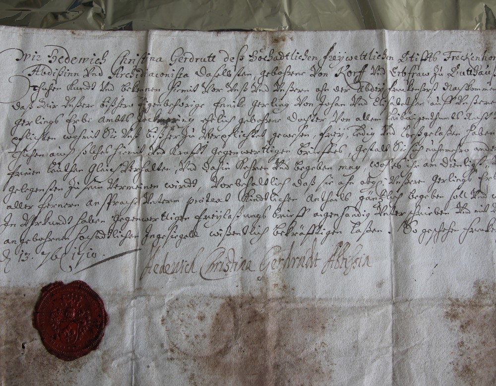 Ein handgeschriebener Brief, der Alterserscheinungen aufweist und mit einem roten Wachssiegel versehen ist. Archiv für Alltagskultur.