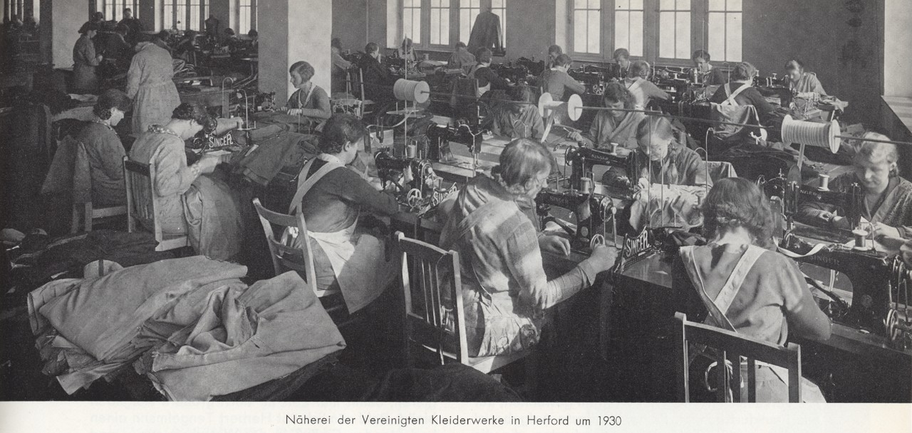 Der Nähsaal der Vereinigten Kleiderwerke 1930. Aus: Festschrift 75 Jahre Leineweber (Kommunalarchiv Herford).