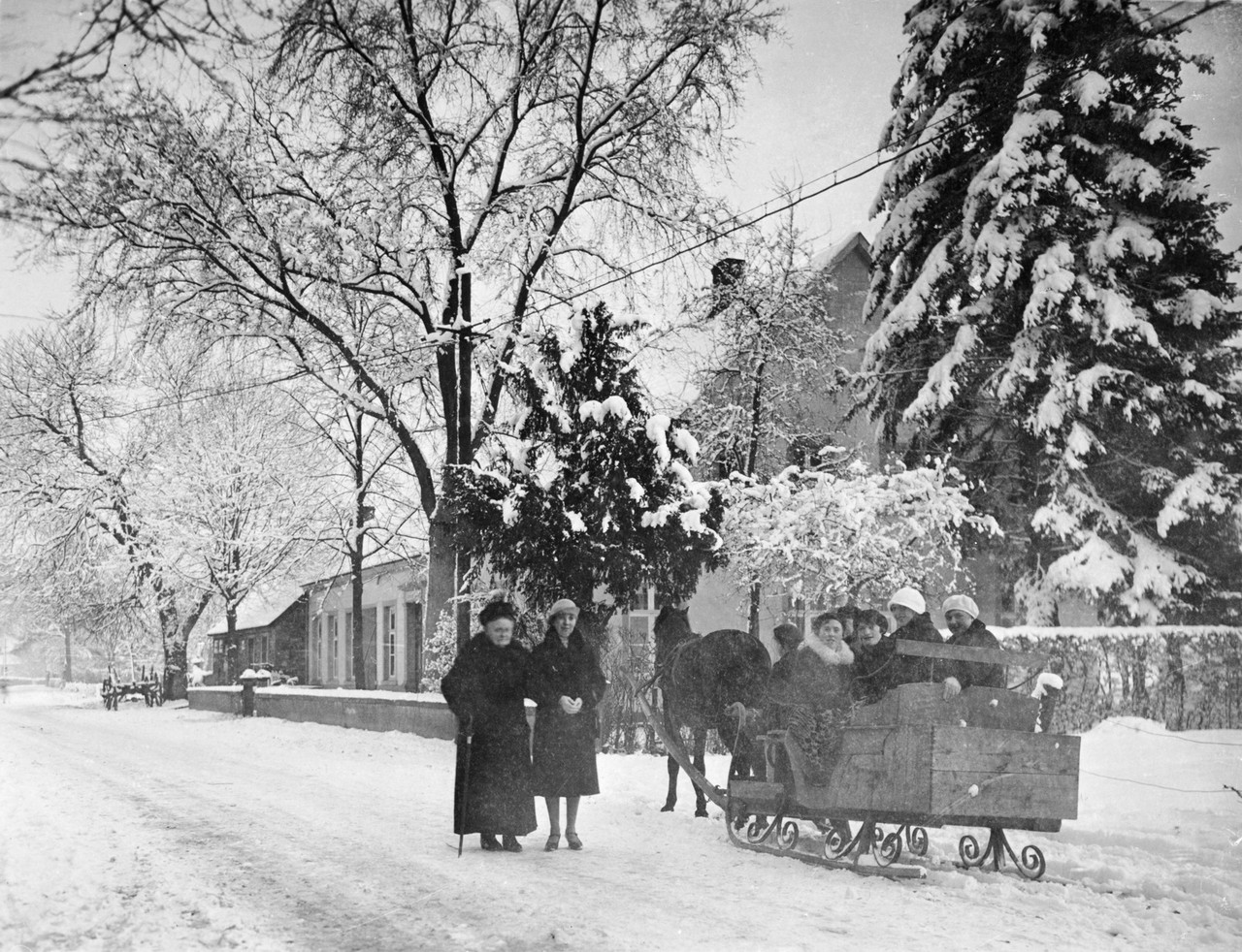 Schlitten auf der Landstraße nach Hopsten im Jahrhundertwinter 1928-1929.