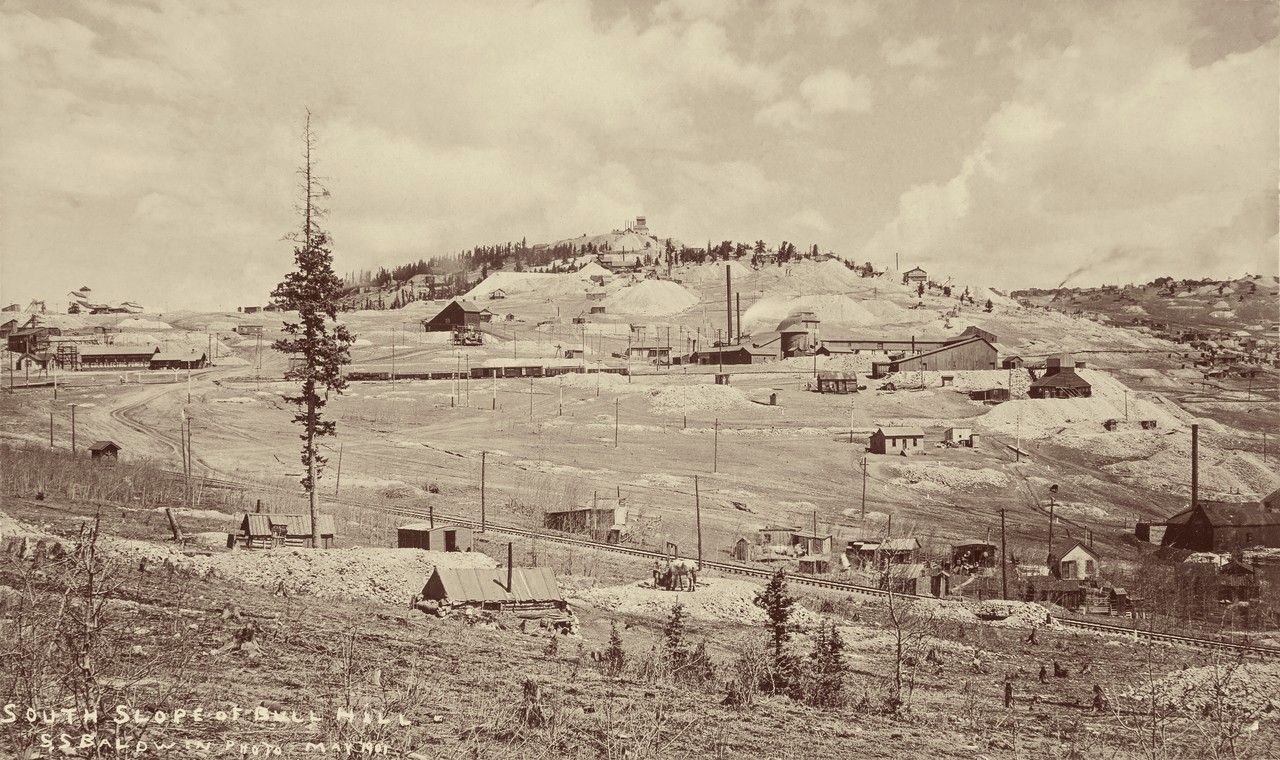 Bergbausituation im Gold-Belt, dem Us-amerikanischen Goldgräber-Gürtel. Südhang des Bull Hill, Mai 1901. Rocky Mountains, Colorado, USA. Aus dem China-Album des Hugo von Königslöw 1898/1901, Foto: S.S. Baldwin