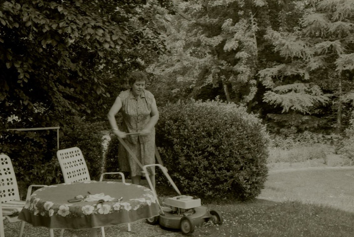 Frau bei der Gartenarbeit, Warendorf, 1980, Fotograf: Walter Suwelack, Archiv für Alltagskultur in Westfalen, 2011.02884.