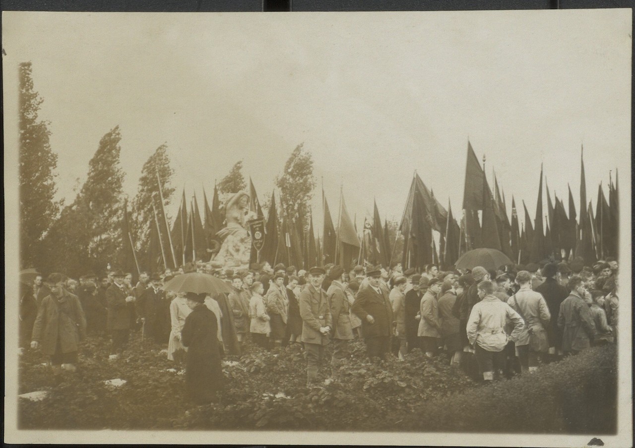 Abb. 6: AAJB, Fotosammlung, 02/2579_3: Arbeiterjugendtag Dortmund 1928, auf dem Nordfriedhof am Ehrenmal für die Opfer des Grubenunglücks im Februar 1925 auf der Zeche Minister, Fotograf: Wilhelm Maess.