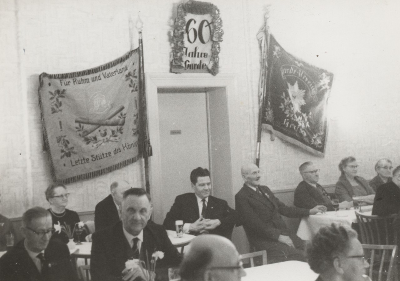 Unter zwei Fahnen wurde das 60-jährige Bestehen des Garde-Vereins am 27. Januar 1964 gefeiert. Foto Georg Heese (Kommunalarchiv Herford).