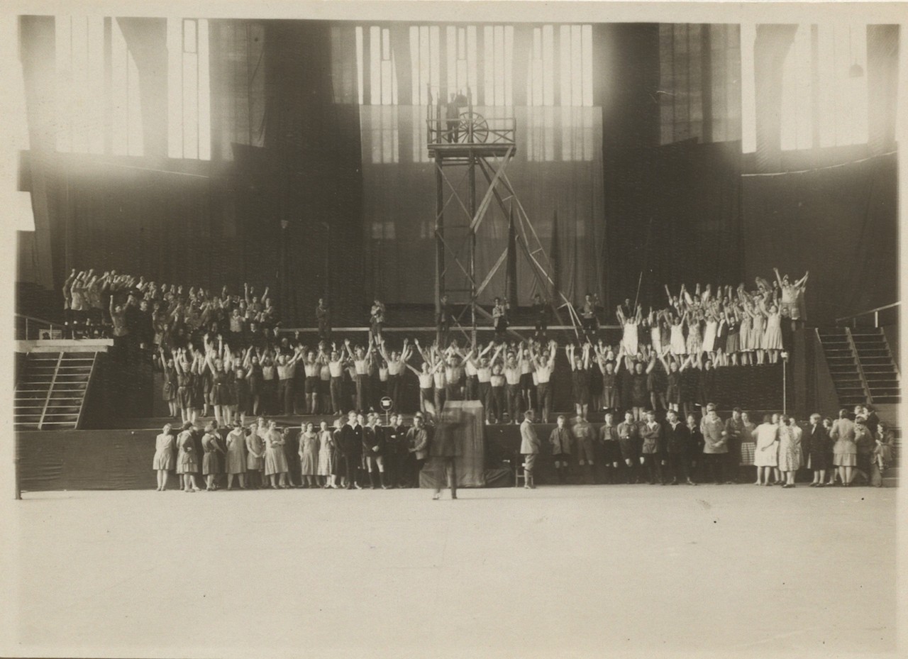 Abb. 4: AAJB, Fotosammlung, 02/2501: Arbeiterjugendtag Dortmund 1928, Sprechchor-Aufführung in der Westfalenhalle, die den Bergarbeitern gewidmet war, im Hintergrund der Bühne ein Förderturm, Fotograf: Wilhelm Maess.