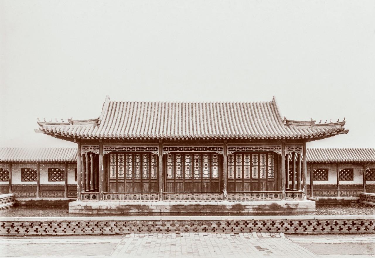 Auf ausgedehnten Exkursionen in die Provinz Schantung fotografierte von Königslöw die Sehenswürdigkeiten der ausgehenden Qing-Dynastie. Tempelgebäude am See der Großen Pracht, Jinan, Provinz Schantung. Aus dem China-Album des Hugo von Königslöw 1898/1901, Foto: Bergassessor Hugo von Königslöw