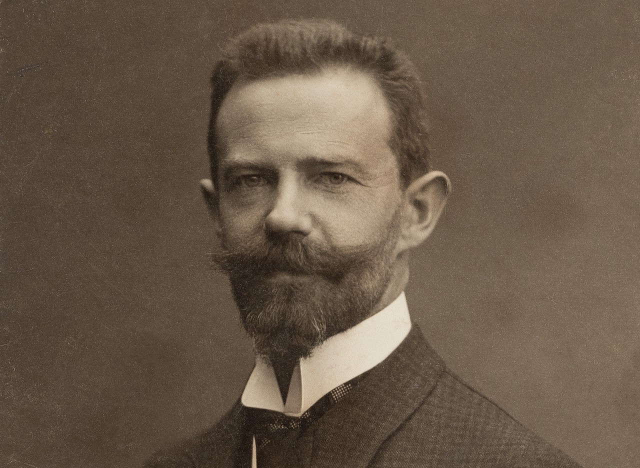 Atelierporträt des Bergassessors Hugo von Königslöw, um 1906. Foto: Hofphotographen L. Stüting & Sohn, Bonn.