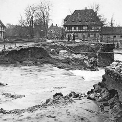 An der Schlossmühle in Steinfurt richtete das Hochwasser der Aa schwere Schäden an. Zwei englische Besatzungssoldaten kamen hier in ihrem Fahrzeug ums Leben. Foto: Stadtmuseum Steinfurt. (vergrößerte Bildansicht wird geöffnet)