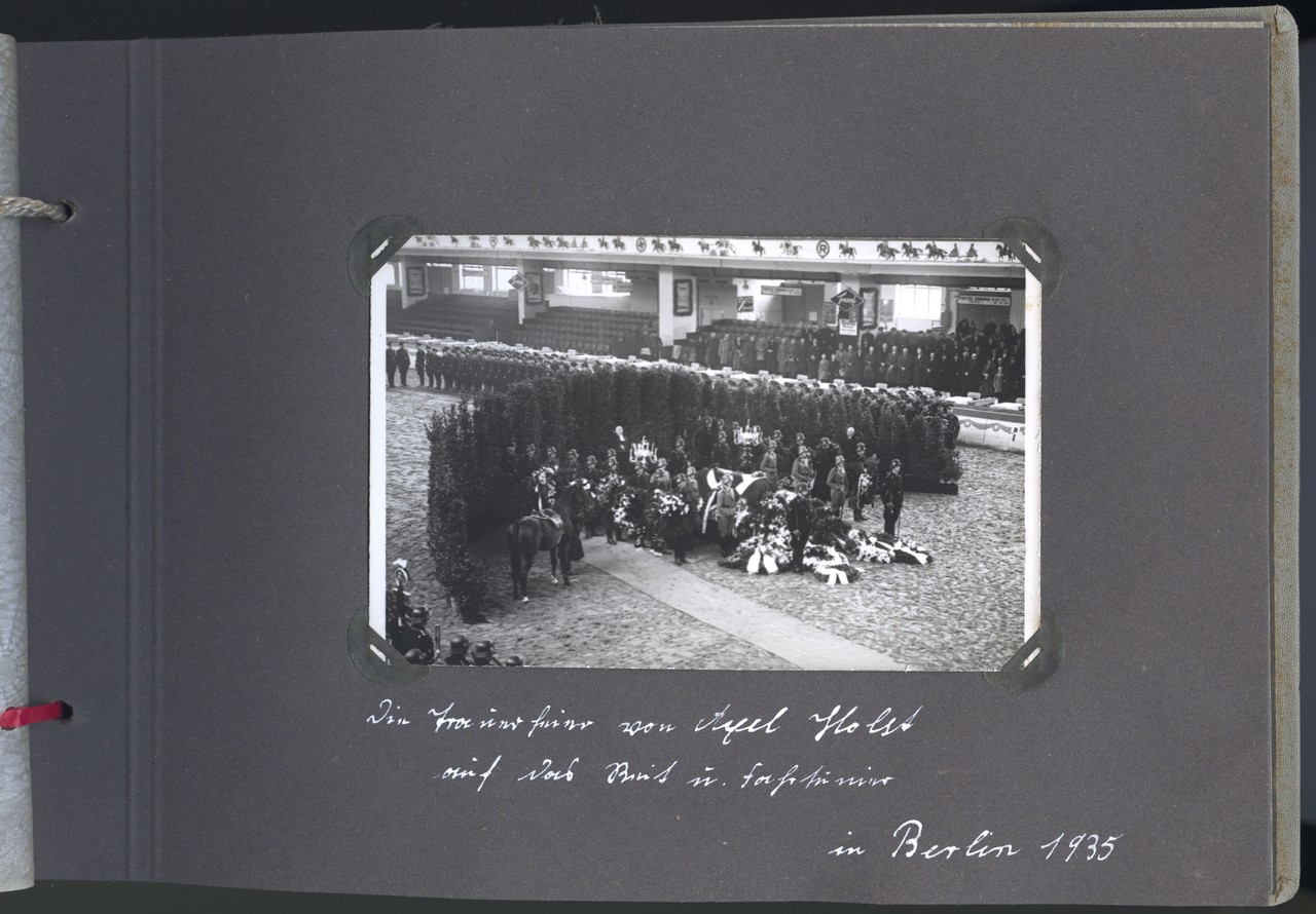 Die Trauerfeier in der Turnierhalle. 26. Januar 1935. Archiv für Alltagskultur in Westfalen, Sammlung BF Nr. 12a S30.