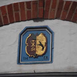 Hausmarke an einem Bürgerhaus in Warendorf. Foto: Andreas Eiynck. (vergrößerte Bildansicht wird geöffnet)
