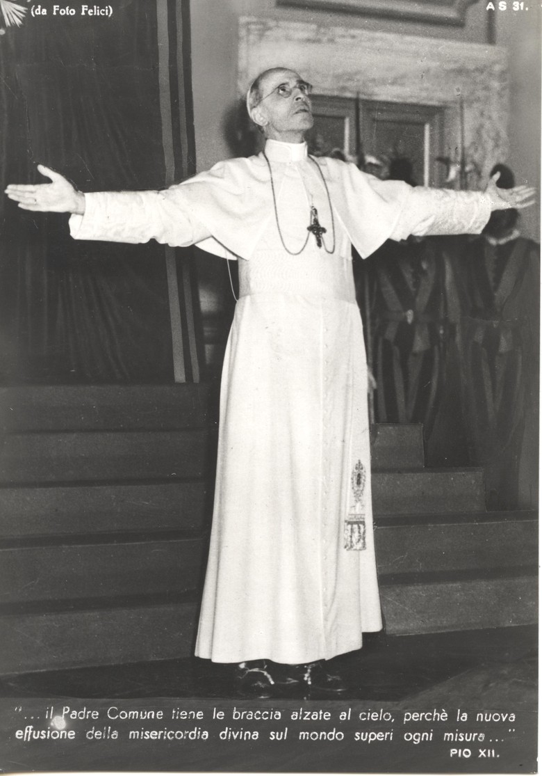 Papst Pius XII war auch ein beliebtes Motiv auf Ansichtskarten, auf deren Produktion der Vatikanstaat aber ein waches Auge hatte (Bestand Kruse, LWL-Alltagskulturarchiv).