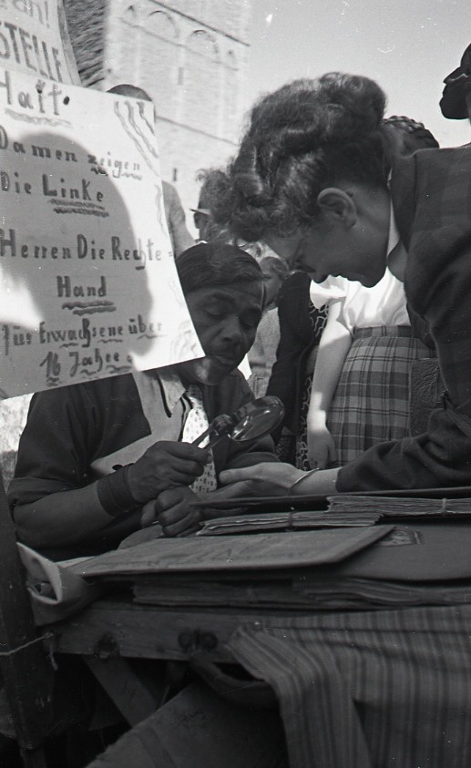 Handdeuter auf dem Send in Münster, 1948-1951, Archiv für Alltagskultur in Westfalen, Sign. 2015.00684.