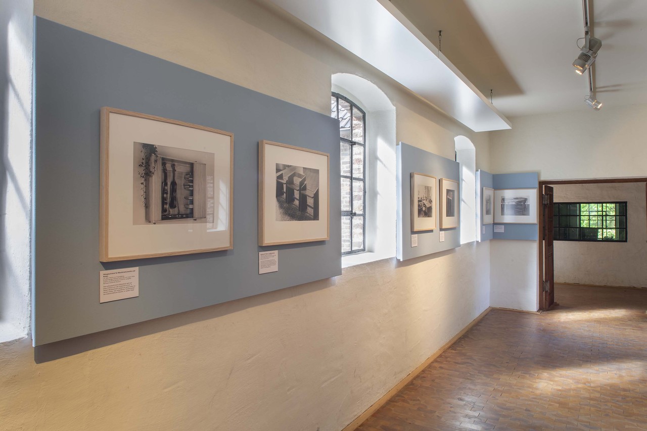 Blick in die Ausstellung „Albert Renger-Patzsch – Fotografien für die Tischlerwerkstätten Dickerhoff“ in der Gelbgießerei © B. Dickerhoff, Foto: F. Linden.