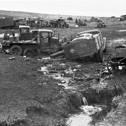 Zahlreiche zerstörte Fahrzeuge auf einem hinterlassenen Schlachtfeld. (vergrößerte Bildansicht wird geöffnet)