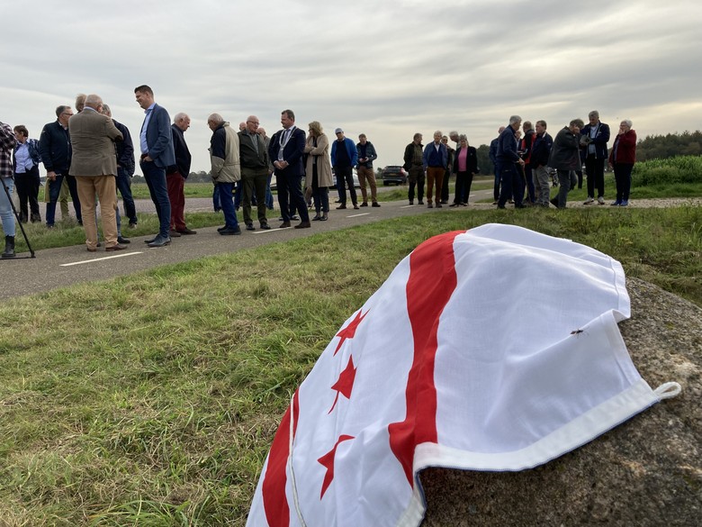 Viele Gäste nahmen an der Enthüllung eines neuen Markengrenzsteins zwischen Gees und Zwinderen teil. Foto: Andreas Eiynck.