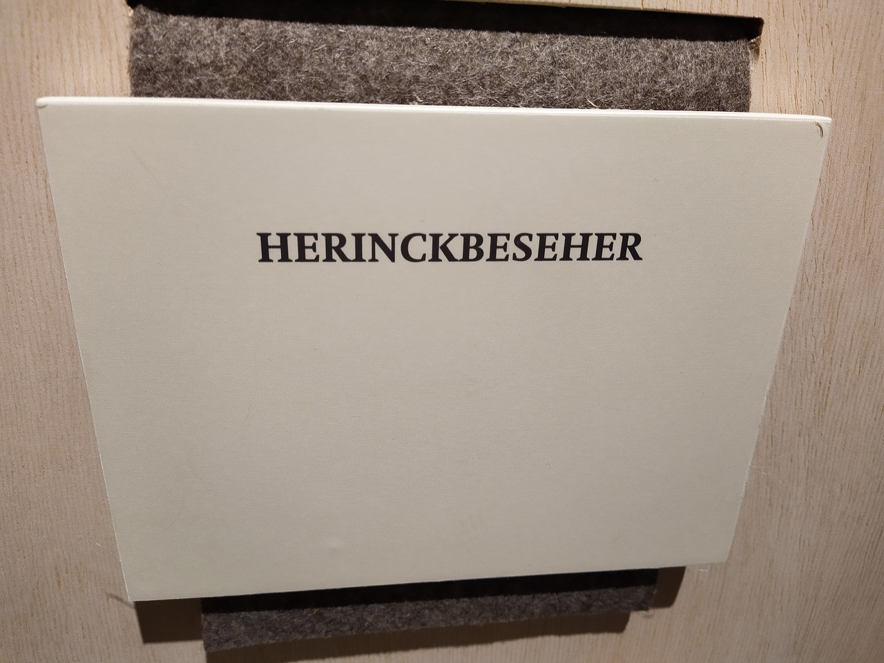 Viele Tätigkeitsbereiche, die 1570 in Münster selbstverständlich waren, sind heute nicht mehr bekannt: Was die Aufgabe eines Herinckbesehers war, verbirgt sich unter der Klapptafel. (Foto: Cantauw)