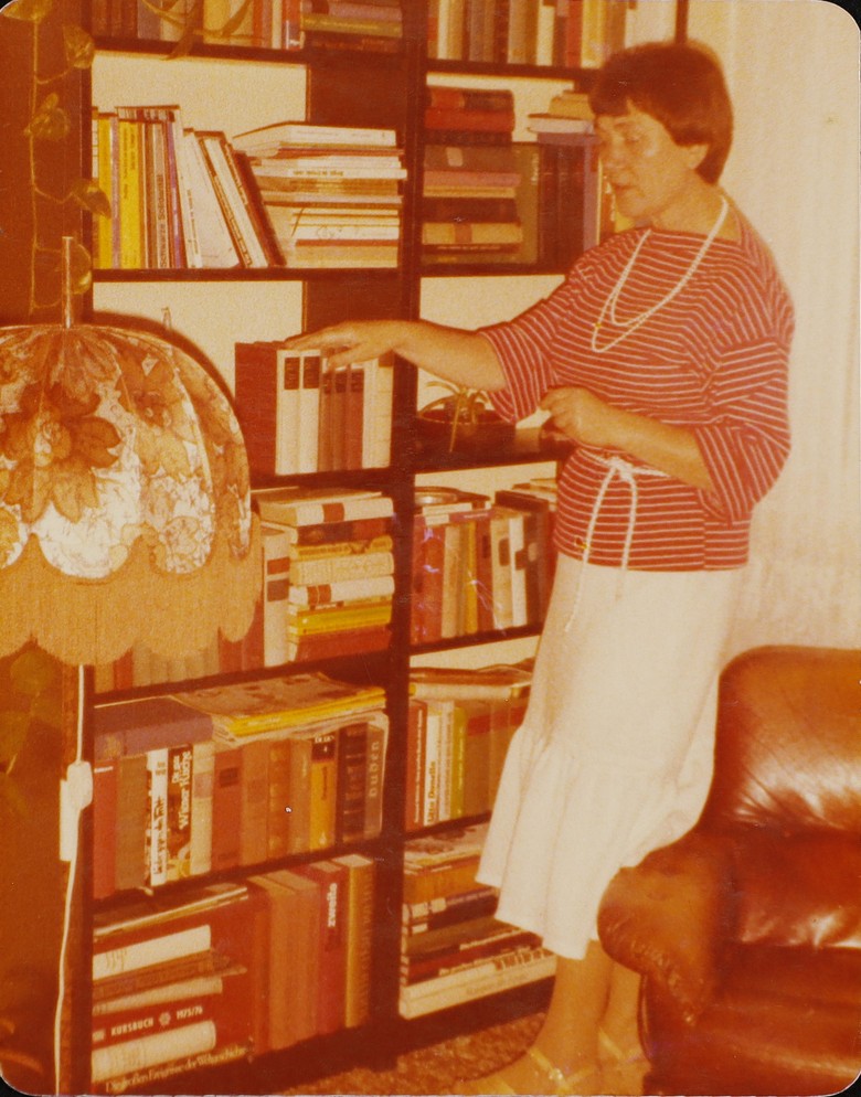 Ilse Kibgis als junge Frau vor dem Bücherregal in ihrer Wohnung in Gelsenkirchen-Horst (Nachlassbestand FHI, Archivalie Kib. 43-41, Bildrechte ebd.)