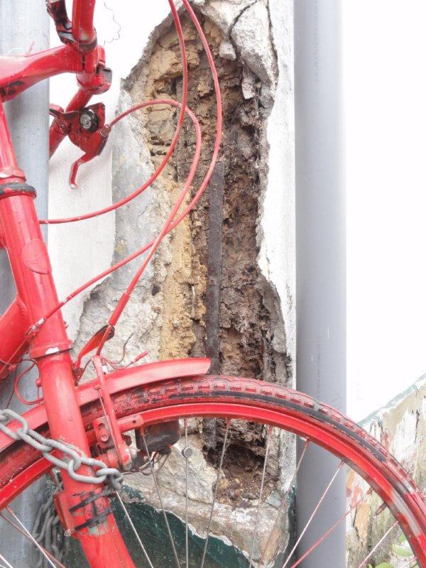 Die roten Wächterfahrräder wurden im Jahr 2013 von dem Iserlohn - denkmal e. V. vor denkmalwürdigen Bauten aufgestellt, um die Bevölkerung für das Thema Denkmalschutz zu sensibilisieren, Foto: Iserlohn-DenkMal e.V., 2013.