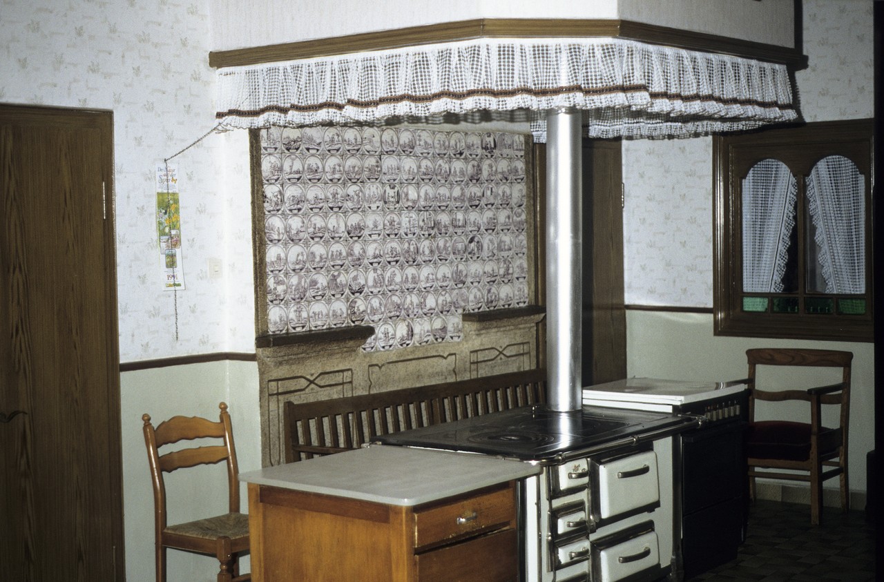Herdbank hinter einer Kochmaschine in einem Bauernhaus in Wettrup (1992).