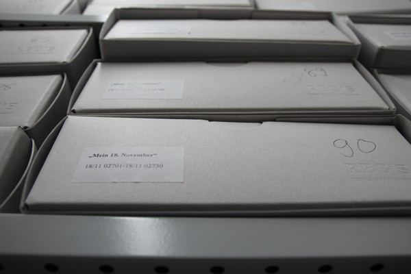 Archivkartons mit der Aufschrift "Mein 18. November". Foto: Cantauw, Archiv für Alltagskultur.
