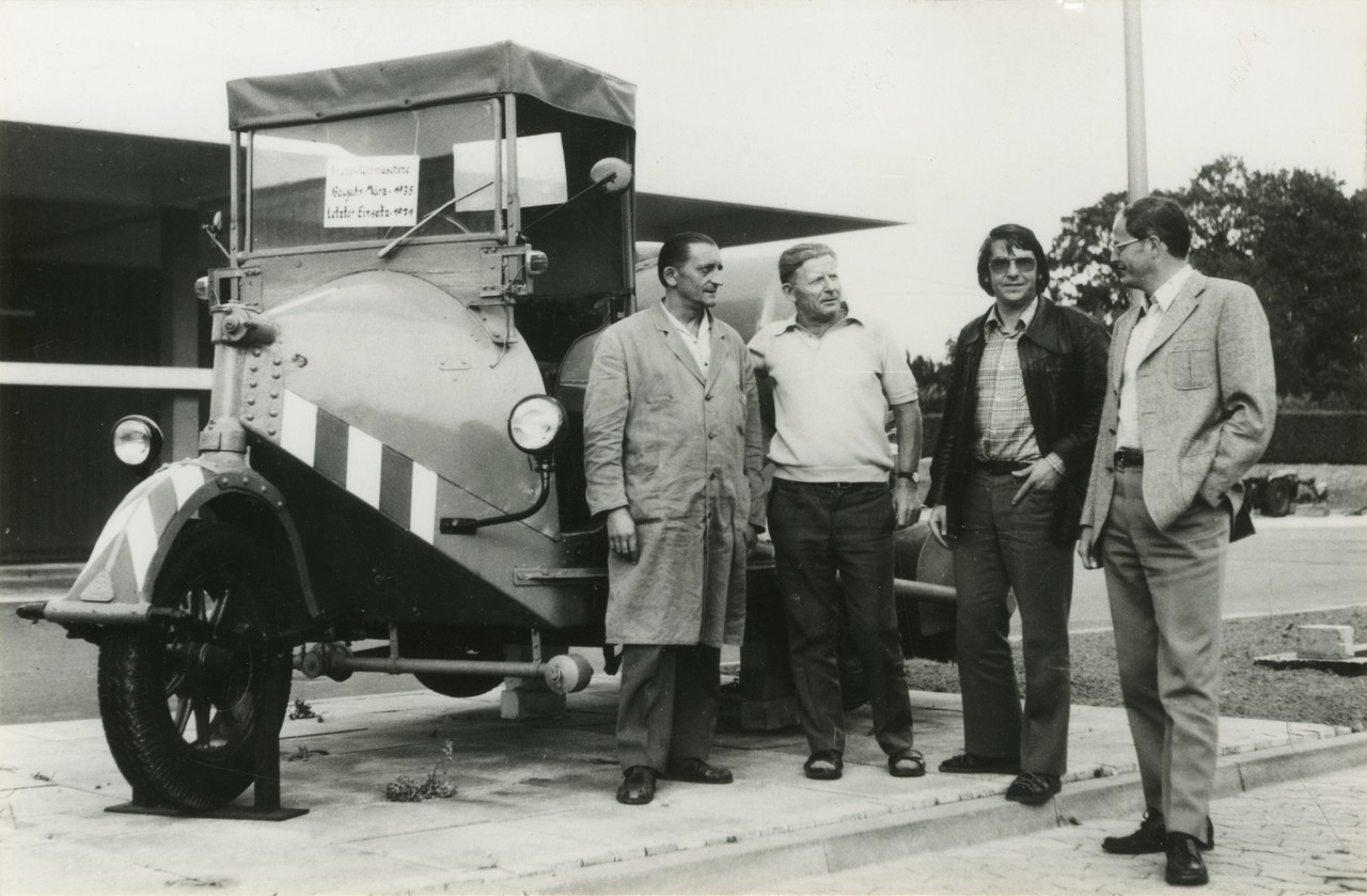Das Foto zeigt eines der beiden Exemplare der Krupp-Kehrmaschine, die von der Bielefelder Stadtreinigung in den 1930er Jahren angeschafft wurde, StArchBi, Fotosammlung, 21-001-025, Foto: unbekannt.