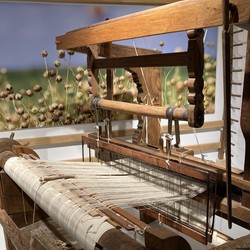 Arbeitsplatz Handwebstuhl. (vergrößerte Bildansicht wird geöffnet)