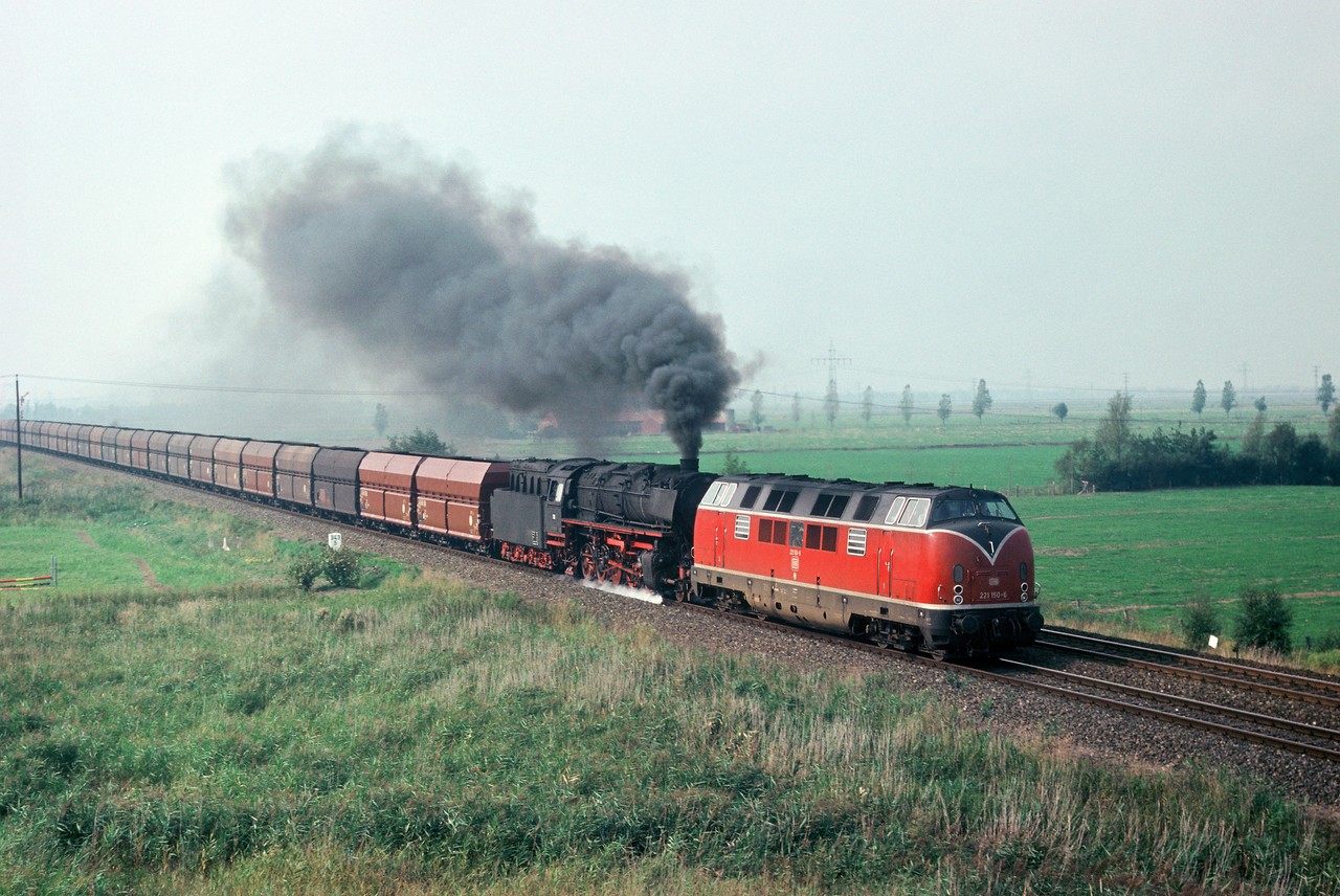 Noch ein ungleiches Paar: Im September 1977 ist das bevorstehende Ende der Dampflokzeit nicht zu übersehen. Die Diesellok 221 150 ersetzt eine der beiden Dampflokomotiven, die bislang den „Langen Heinrich gezogen haben. Wenige Jahre später ist auch die Baureihe 221 (V 200) reif fürs Museum (Emden-Petkum, September 1977; aus dem Dampflokkalender 2018 von Rainer Kohl)