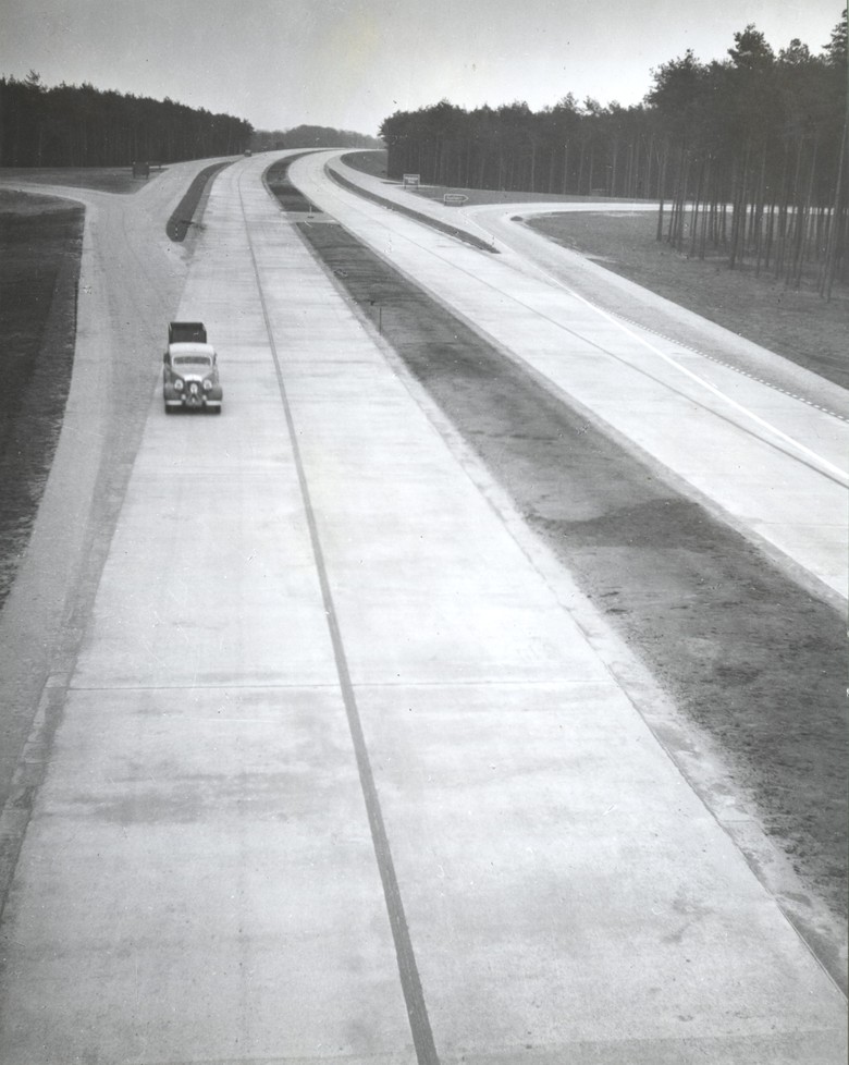 Die 1938 fertig gestellte Autobahn bei Wiedenbrück, Foto: R. Lindemann, 1939, Archiv für Alltagskultur (LWL), Fotobestand Westf. Heimatbund.