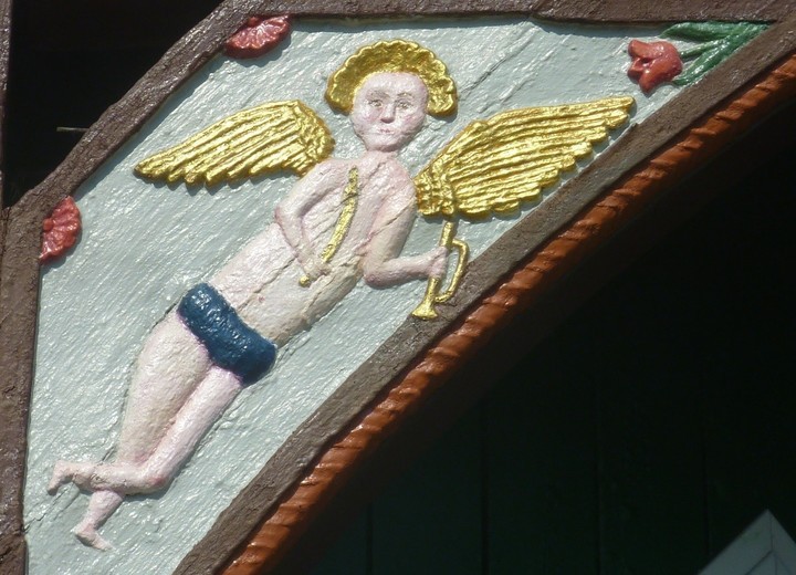 Torbogen-Engel der späteren Zeit, Heining in Schröttinghausen, datiert 1820. Foto: Ilse Uffmann, Bielefeld. Auch dieses Foto ist Teil der Ausstellung.