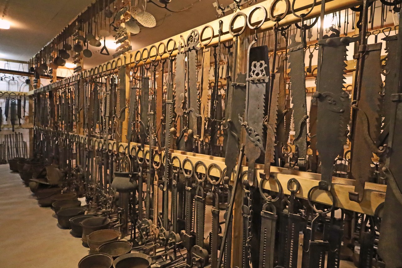 Kesselhaken und Kochtöpfe in der Sammlung Reckfort.