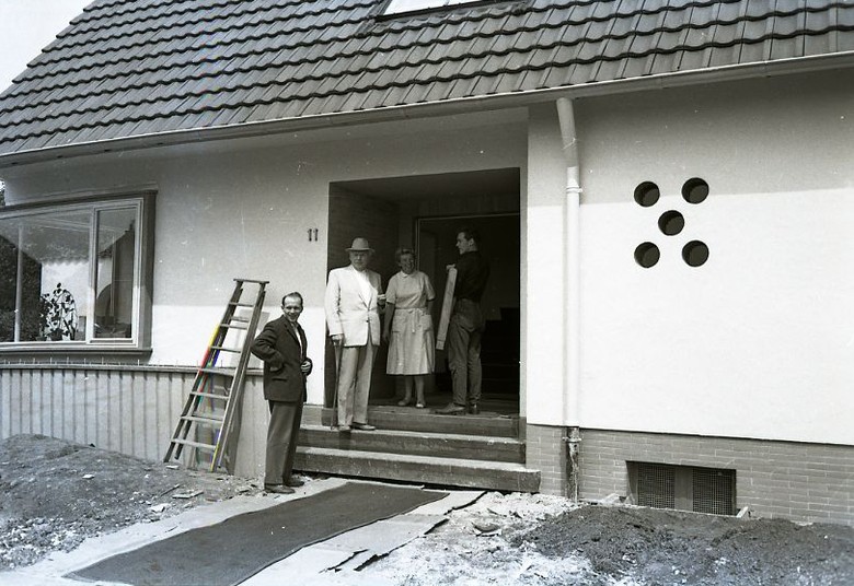 Einzug ins neu erbaute Einfamilienhaus, Iserlohn 1960 (Foto: Theo Klein-Happe, Archiv für Alltagskultur, Inv.-Nr. 2014.01119)