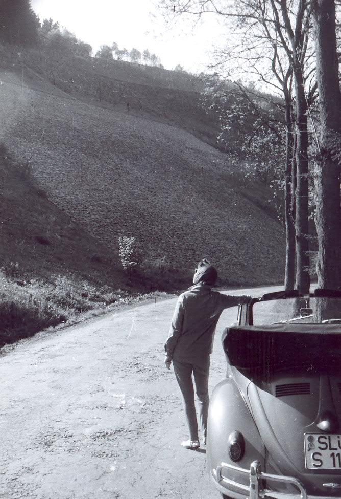Ob Berghänge im Biggetal oder Fachwerkhäuser in Lemgo: die schnell wachsende Gemeinschaft der automobilen Deutschen war seit den 1960er Jahren zunehmend omnipräsent. Foto: Gustav Hildebrand, Archiv für Alltagskultur, Inv.-Nr. 2007.01347.