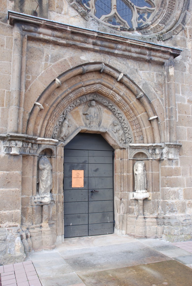 Beim Bildersturm 'geköpfte' Heiligenfiguren am Portal der mittelalterlichen Kirche in Westerkappeln (Foto Andreas Eiynck).
