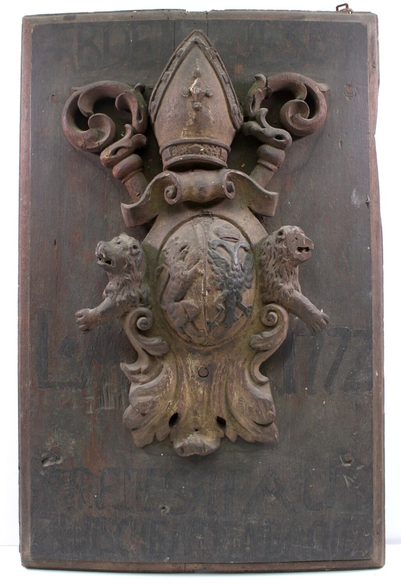 Diese Holztafel mit dem Wappen des Klosters Liesborn war einst an einem Freihaus angebracht. Quelle: Emil Schoppmann