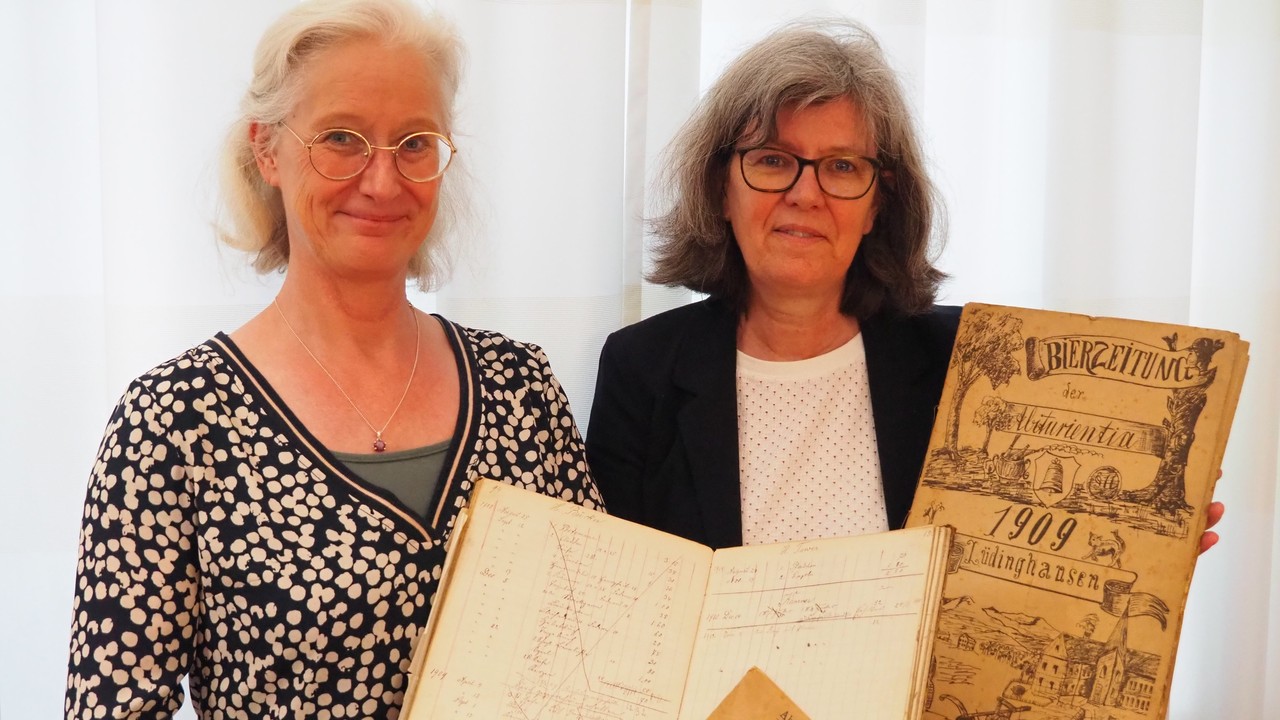 Christiane Cantauw (li) und Anneli Hegerfeld-Reckert bei der Übergabe eines Personenbestands an das Archiv für Alltagskultur der Kommission Alltagskulturforschung (Foto: Wiegard).