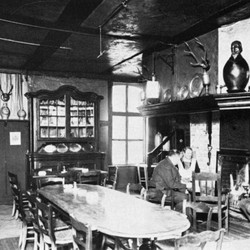 Offenes Feuer in der Altbierküche im Gasthaus Leve (vor 1945), Bildarchiv des Emslandmuseums Lingen. (vergrößerte Bildansicht wird geöffnet)