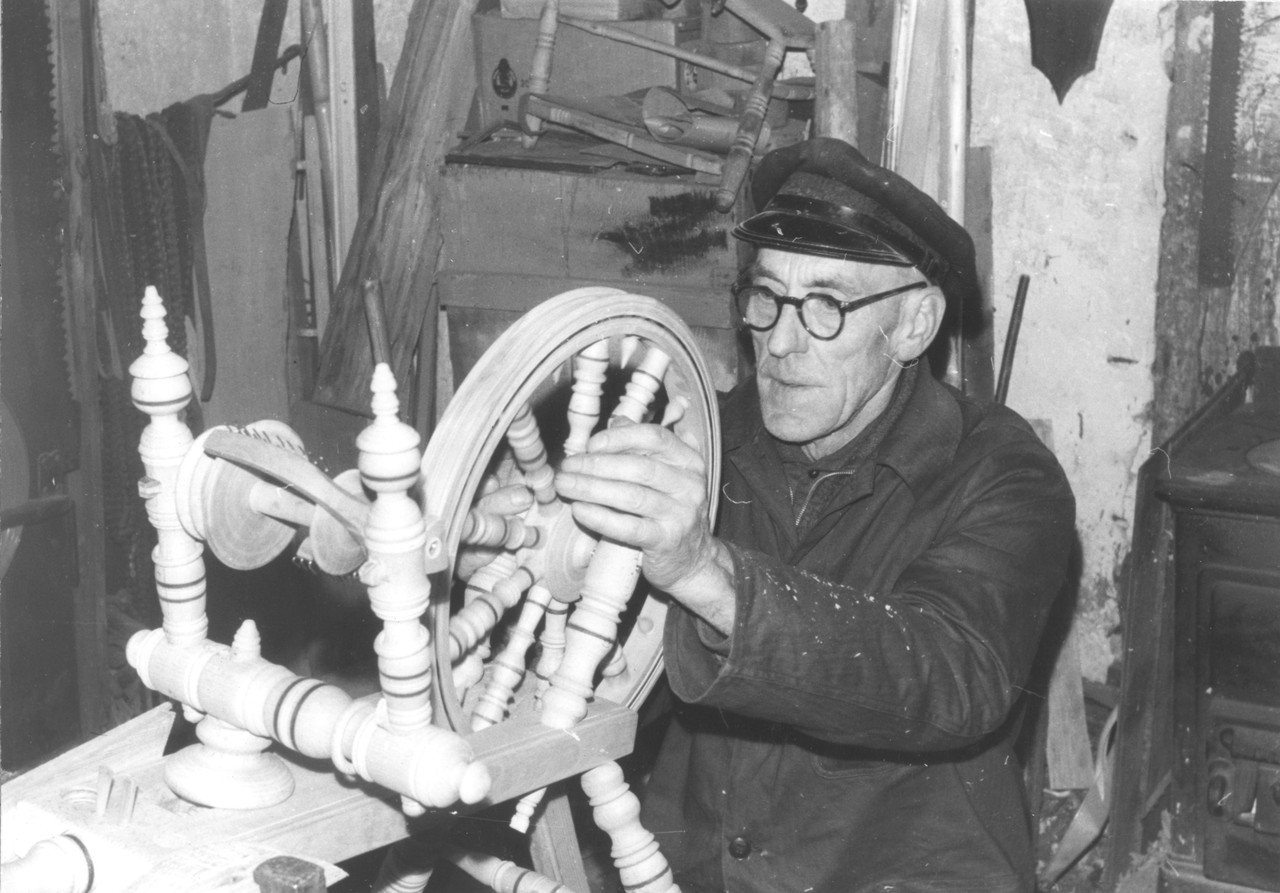 Wie die von Uhrmacher Marten vorgeschlagene Kombination aus Spinnrad und Haspel konkret ausgesehen hat, ist nicht überliefert. Bis in die 1960er Jahre hinein baute Ernst Martin aus Petershagen dagegen noch Spinnräder alten Typs, die vor allem als Dekorationsstücke Verwendung fanden. (Foto: Gerda Schmitz, 1963)