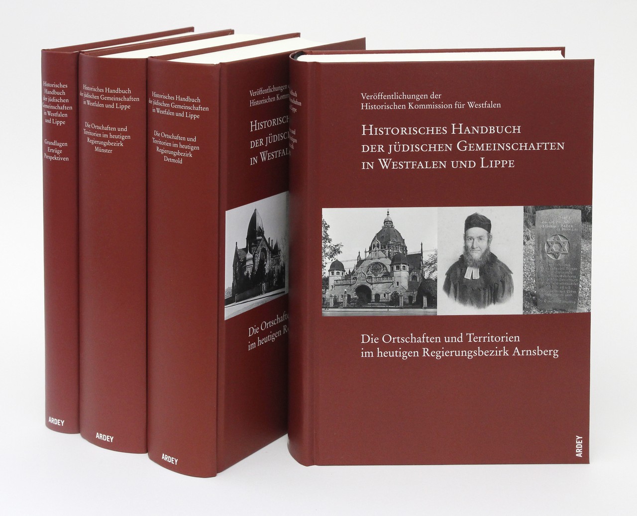 Die vier Bände des Handbuchs der jüdischen Gemeinschaften in Westfalen und Lippe (Foto: Burkhard Beyer).