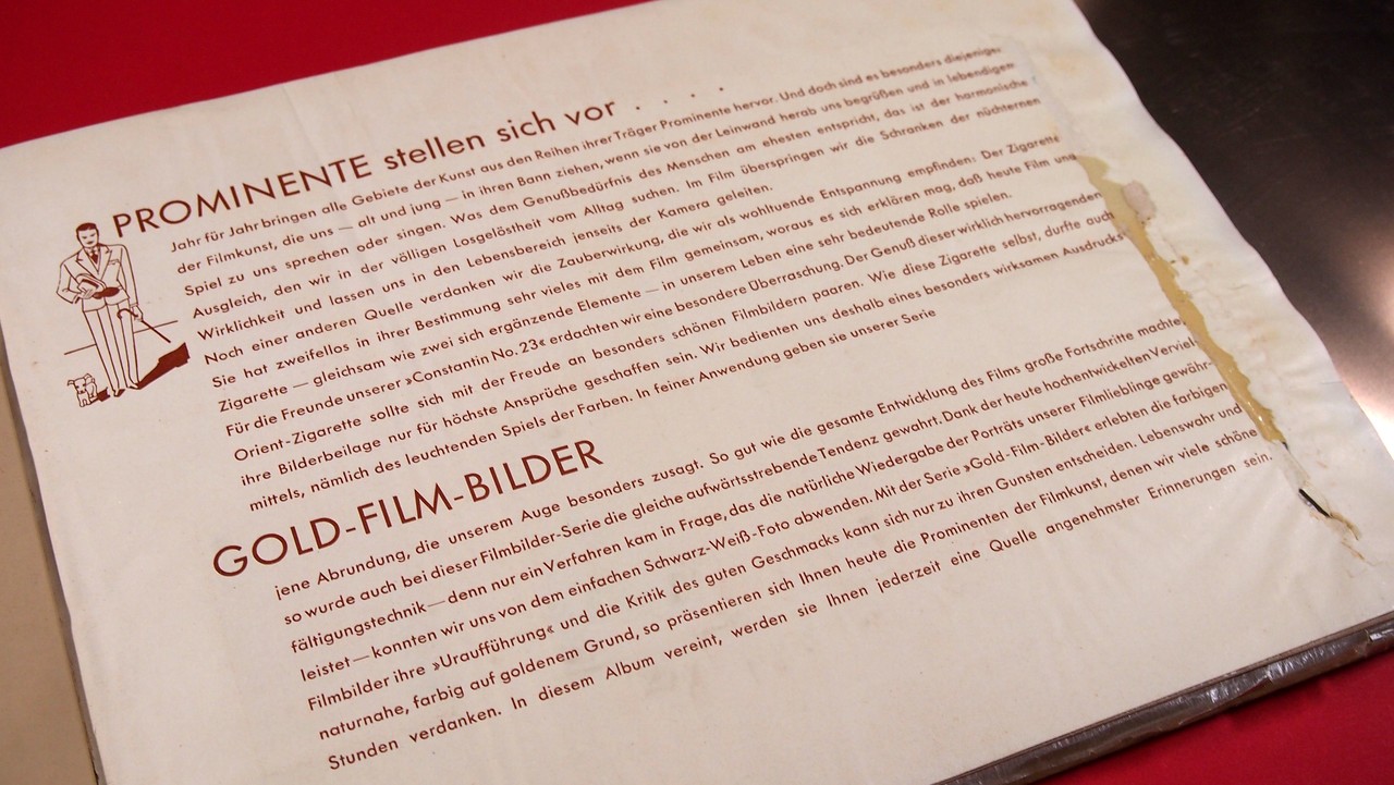 Auf der ersten, nicht paginierten, Seite befindet sich der einige längere Text des Albums, neben Werbung für die Zigarette „Constantin No. 23“ informiert er über Film und Filmstars (Foto: Schulte/LWL).