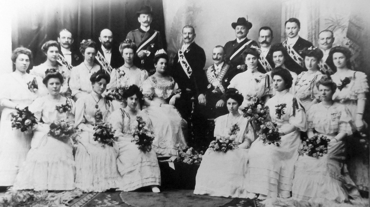 Käthe Elsbach war 1907 Hofdame am Hof der Herforder Schützen (mittlere Reihe 2. von rechts). Foto: Kommunalarchiv Herford.
