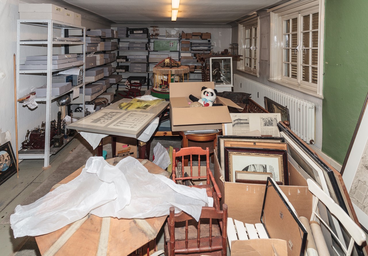 Räumliche Enge, mangelnde Klimatisierung und fehlende Aufbewahrungsmöglichkeiten kennzeichnen die derzeit noch genutzten Depoträume im Stadtmuseum Lippstadt. (Foto: Christine Schönebeck, Stadtmuseum Lippstadt)